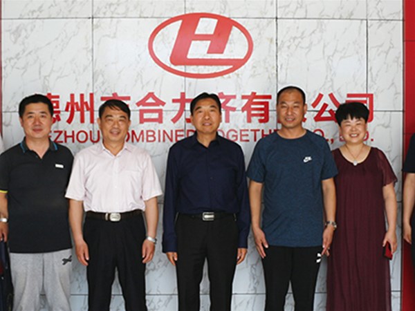 5月24日，德州市總工會(huì)授予德州市合力齊車業(yè)有限公司董事長(zhǎng)李學(xué)治“優(yōu)秀農(nóng)民工之星”的榮譽(yù)稱號(hào)